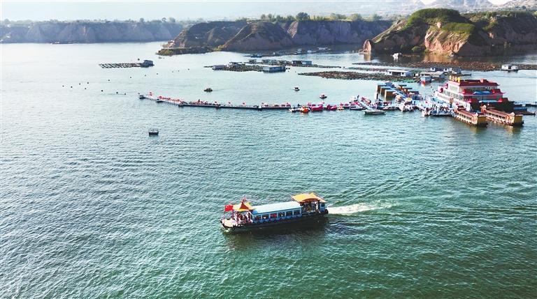 永靖：刘家峡水库游客忙