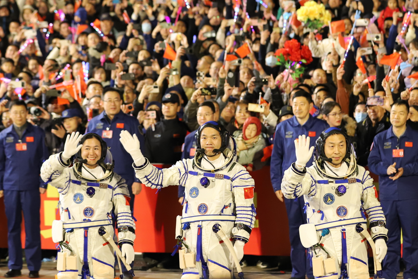 神舟十九号载人飞行任务航天员乘组出征仪式在酒泉卫星发射中心举行。人民网记者 黄帆摄