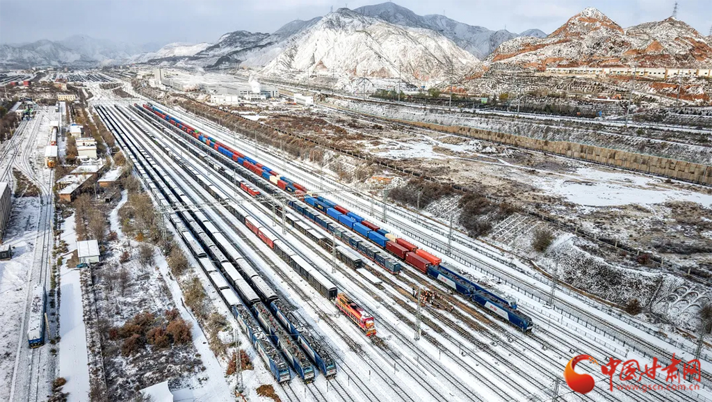 铁路雪景震撼来袭