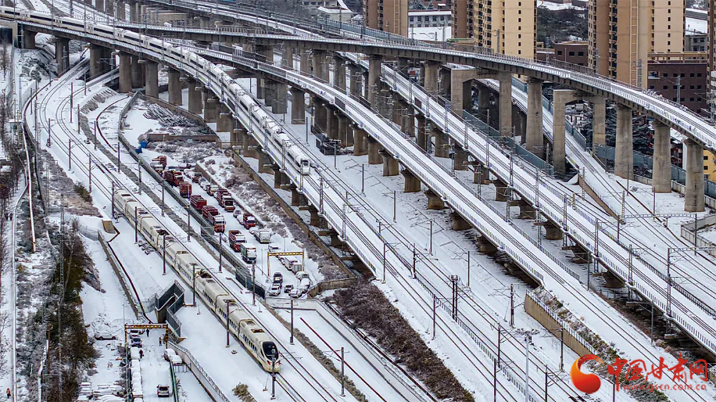 铁路雪景震撼来袭