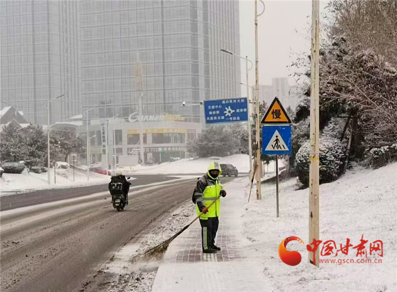 兰州市城管环卫系统全力清雪除冰保畅通