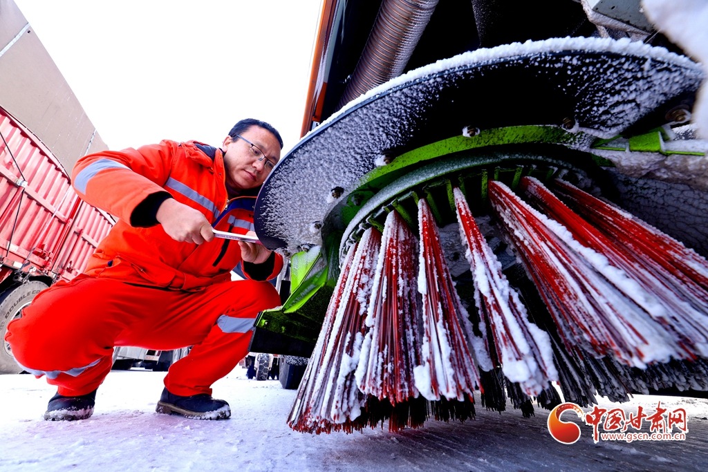 陇拍客|山丹：顶风冒雪保畅通