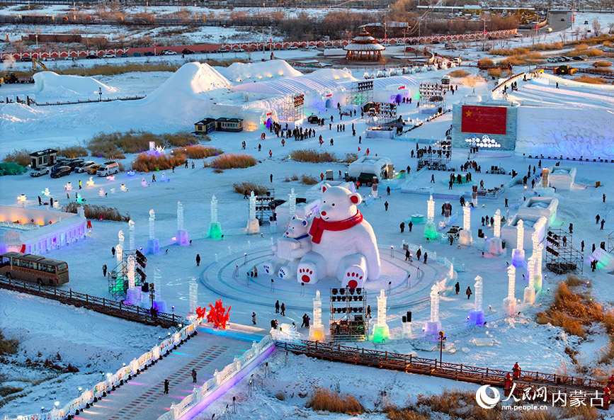 12月12日，游客在满洲里“冰雪童谣”主题乐园游览（无人机照片）。王正摄