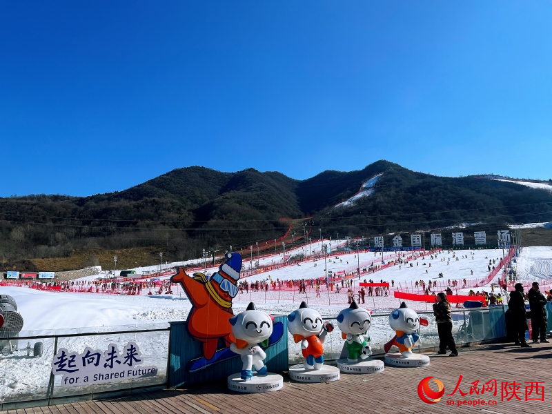 陕西铜川照金国际滑雪场，2024-2025雪季已开启。人民网记者 魏鑫摄