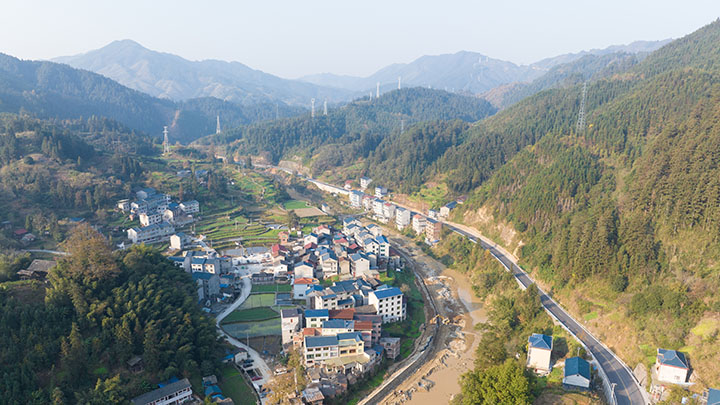 航拍锦屏县中小河流治理——钟灵河锦屏县八客村段治理项目现场。人民网记者 涂敏摄