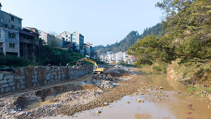 锦屏县中小河流治理——钟灵河锦屏县八客村段治理项目现场。人民网记者 涂敏摄