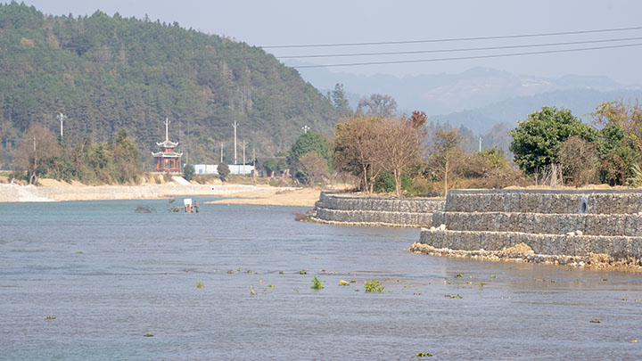 治理后的亮江河锦屏县新化至雷屯段。人民网记者 涂敏摄