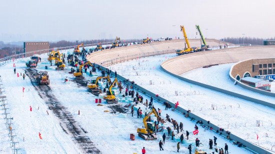 哈尔滨冰雪大世界超级冰滑梯建设现场。新华社发