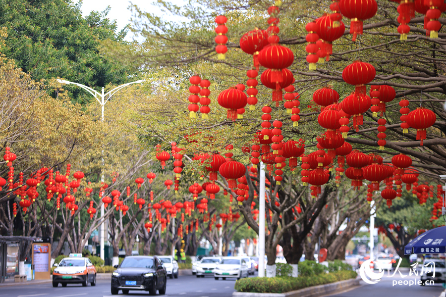 在位于厦门市思明区的湖滨北路，道路两侧挂满了红灯笼。人民网记者 陈博摄