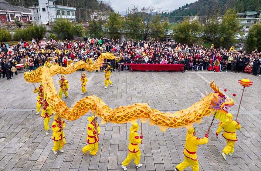 1月31日，村民在贵州省毕节市黔西市素朴镇九龙山下的象祠广场舞龙比赛。