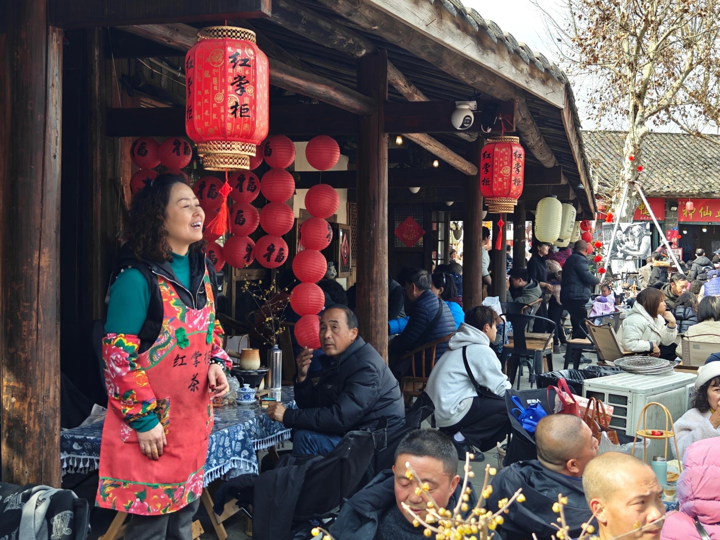 2月3日，大年初六，成都彭镇老街，商家热情招呼游客。人民网 王雅蝶摄