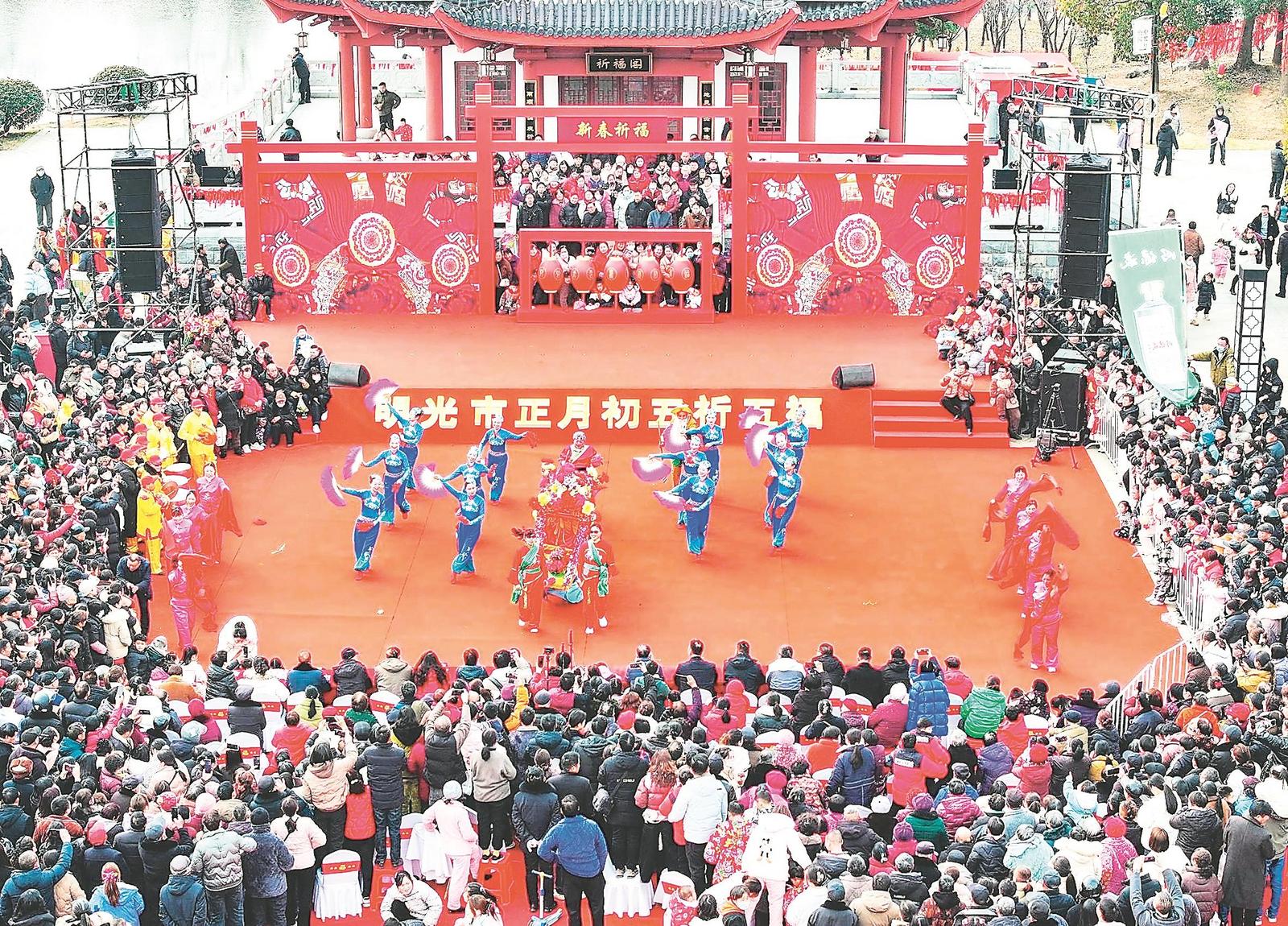 2月2日下午，农历正月初五，滁州明光市九道湾祈福阁广场举办了“明光花灯调演大赛·非遗展览展示”活动。通讯员 王绪波 摄