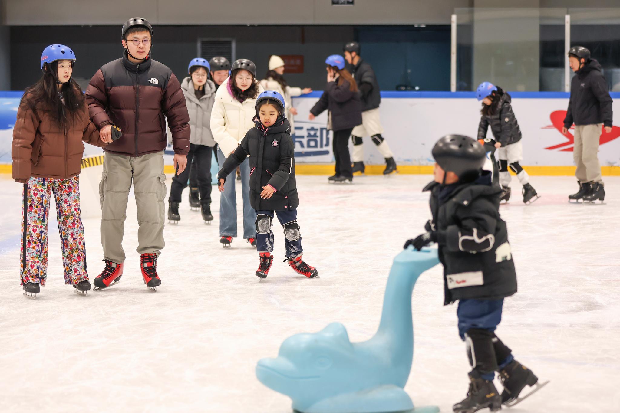 2月9日，江苏南京，年轻人在奥体中心滑冰场感受冰雪运动的独特魅力。<a target='_blank'  data-cke-saved-href='/' href='/'>中新社</a>记者 泱波 摄