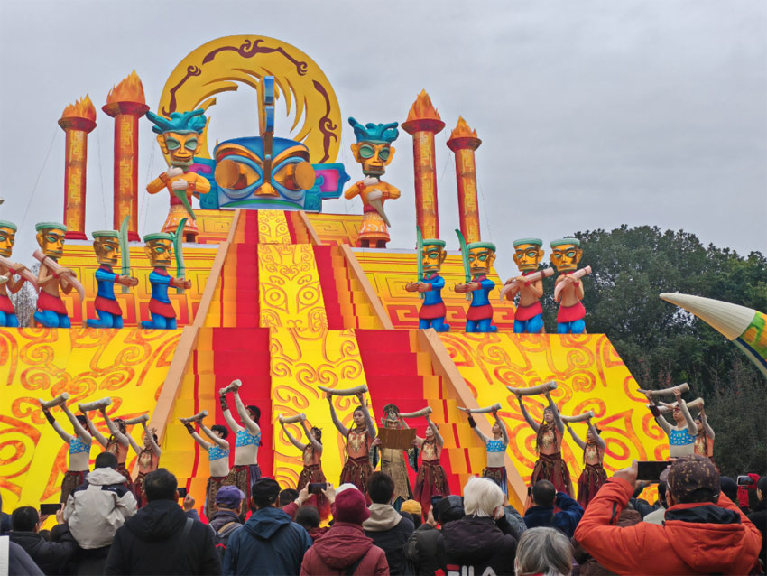 正月十五正午，游客观看古蜀祭祀祈福仪式。成都金沙遗址博物馆供图