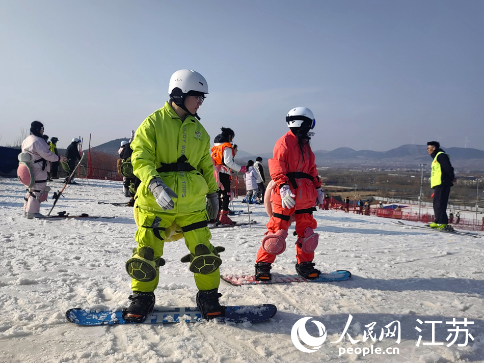 市民游客在徐州体验冰雪运动。人民网记者 张玉峰摄