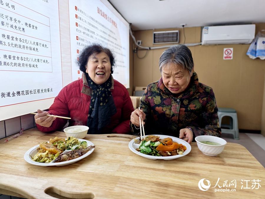 崔素珍和丁素琴在社区食堂用餐。人民网记者 马晓波摄