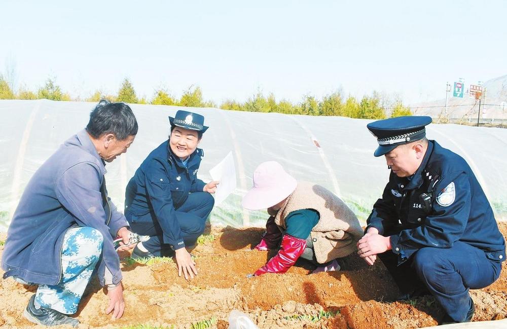 陇西公安走进田间地头护航春耕生产