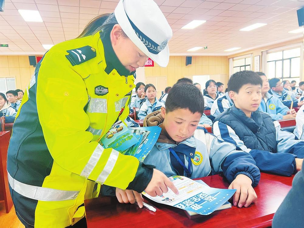 临潭交警开展交通安全进校园宣传活动