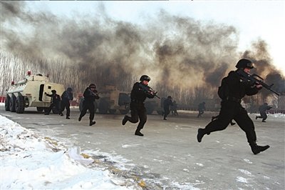 雪豹突击队训练应对列车遭到恐怖袭击(组图)