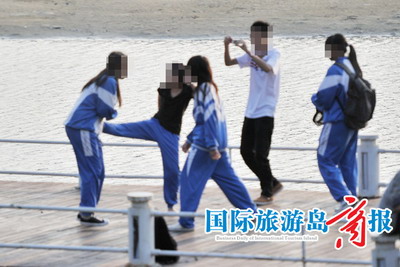 网帖曝光三亚校园暴力 女生3打1男生忙拍照\图