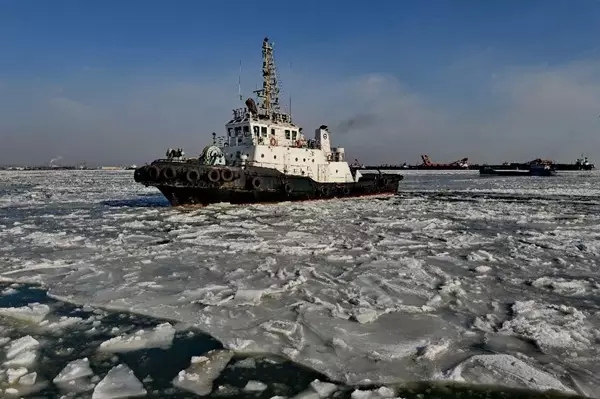 海冰722号破冰船图片