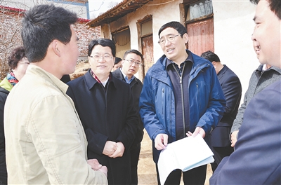 3月17日,副省长杨子兴在康乐县调研精准脱贫工作记者 马龙 摄