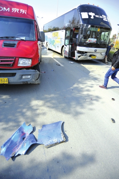 滨河路车祸图片