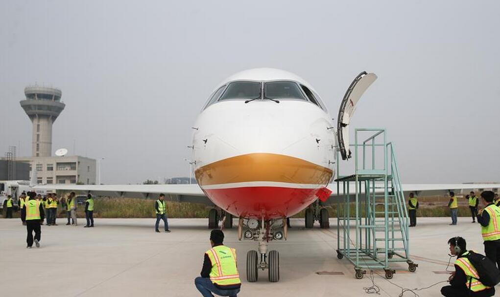 中国商飞总装中心批产后交付首架arj21飞机