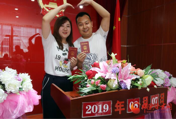 2019年8月7日,七夕节,兰州市城关区民政局婚姻登记处一对领证的新人