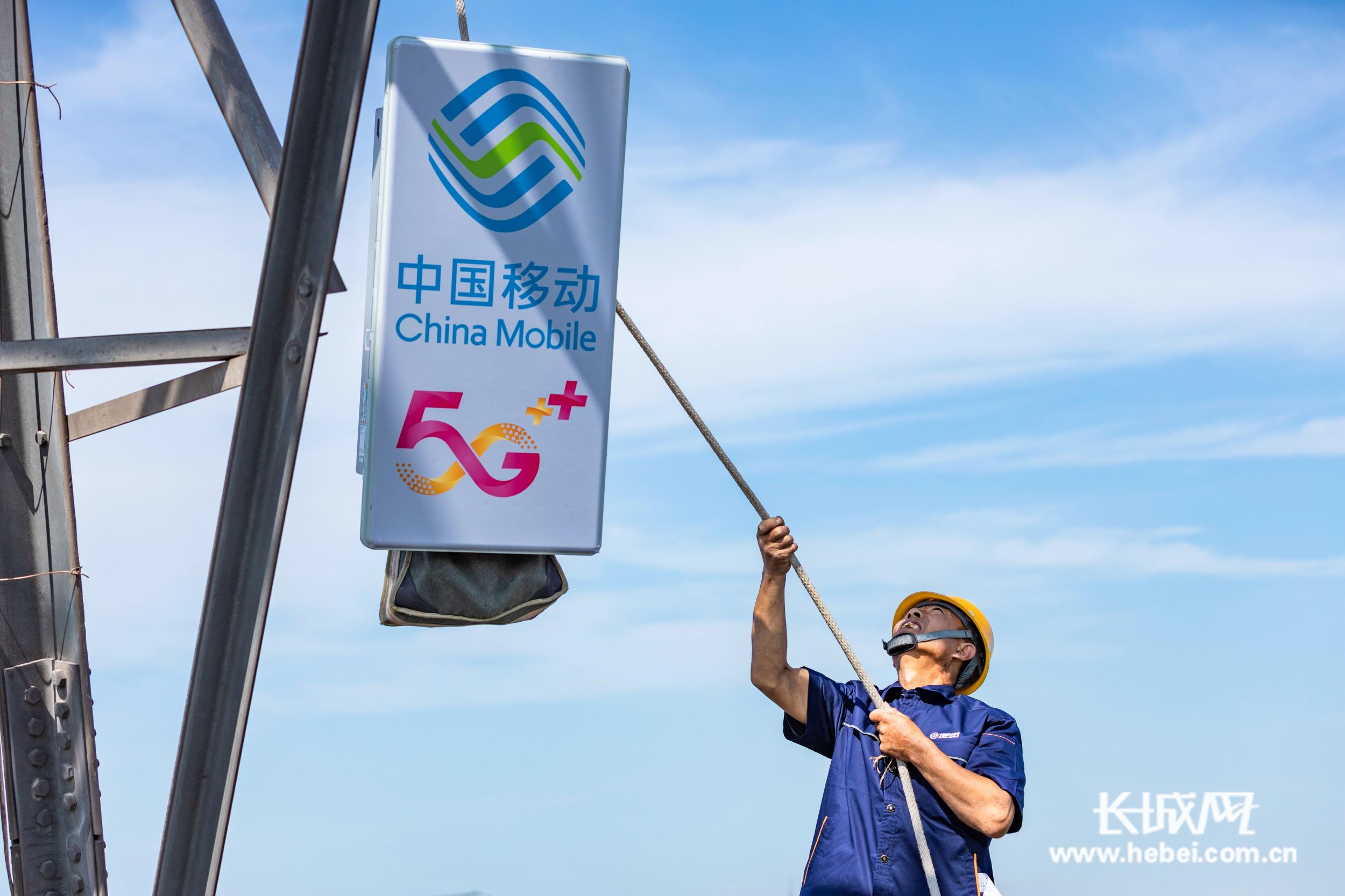 唐山移动网络施工人员正在5g基站安装设备