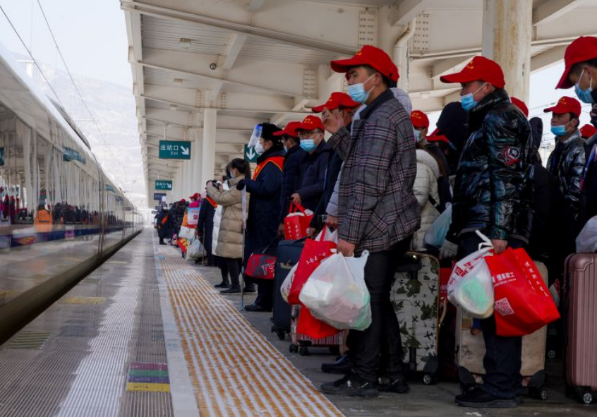 2月11日上午10點,滿載務工人員的g2096次列車從定西北站緩緩駛出,541