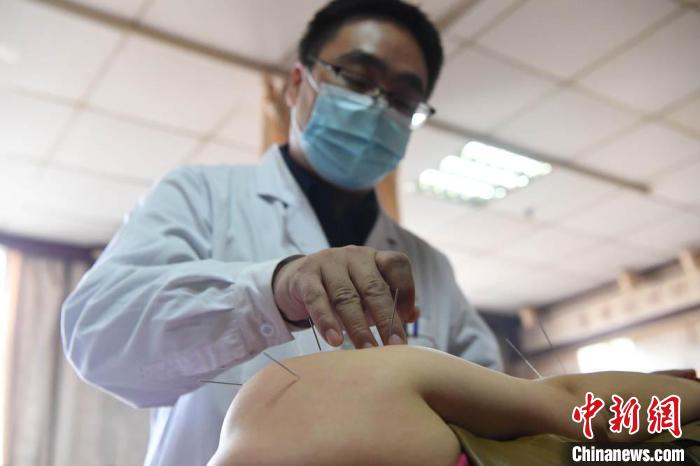 2020年10月30日,甘肃灵台皇甫谧中医院医生对患者进行针灸治疗