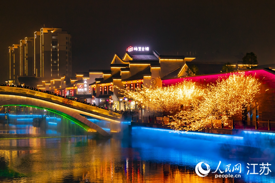 梅里古镇旅游景区夜景图片