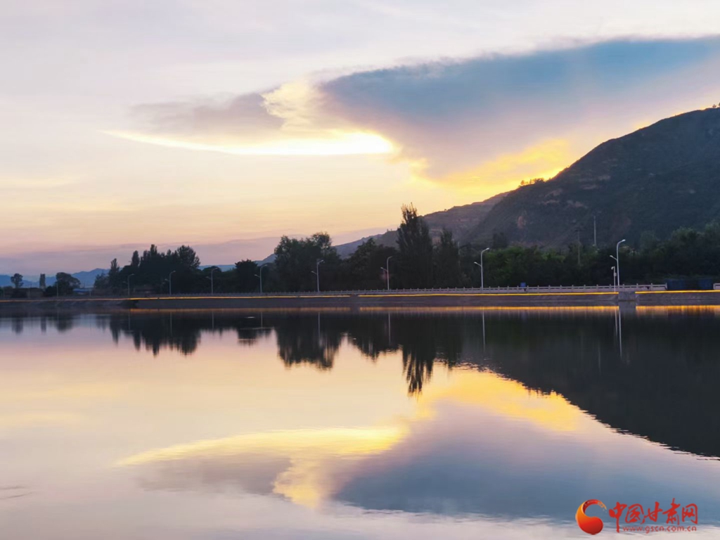 天蓝地绿水清图片