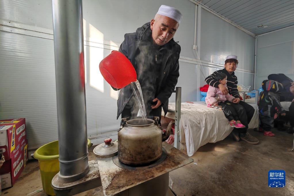 甘快看積石山62級地震丨災區安置活動板房陸續投用保障受災群眾溫暖