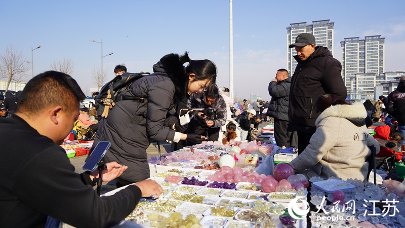 水晶大集上活跃着不少跨境电商博主。人民网 张瀚天摄