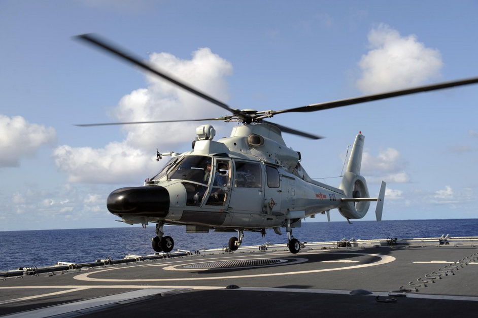 中韩亚丁湾联合演练 直升机互降对方战舰
